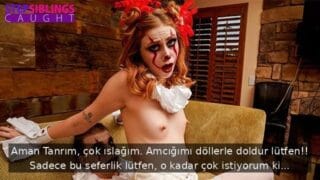 Dul Annesine Göz Diken Oğlan Çaktırmadan Bacaklarını Elliyor